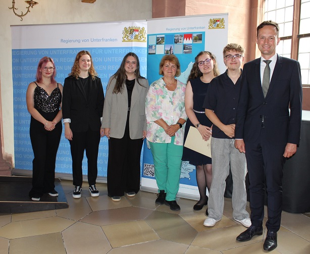 Feierliche Übergabe der Abschlusszeugnisse an 60 hauswirtschaftliche Fachkräfte aus Unterfranken