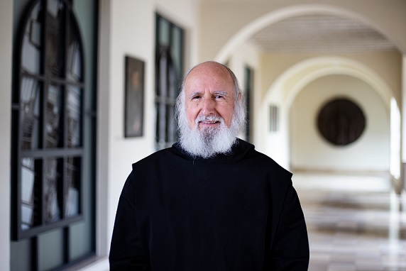 Das Feuer der Leidenschaft neu entfachen: Pater Anselm Grün kommt in die Doppelsporthalle Litzendorf