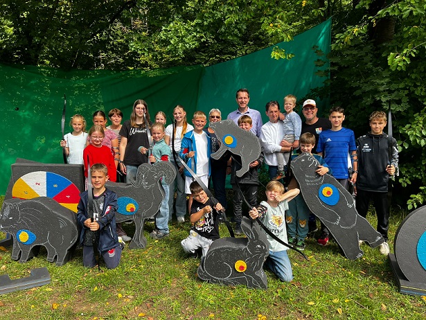 Der Robin Hood-Nachwuchs begeistert beim Bogenschießen in Hambach