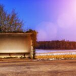 Spitze Zungen: Warum das Buswartehäuschen von Geldersheim ein Kafkaesker Raum ist