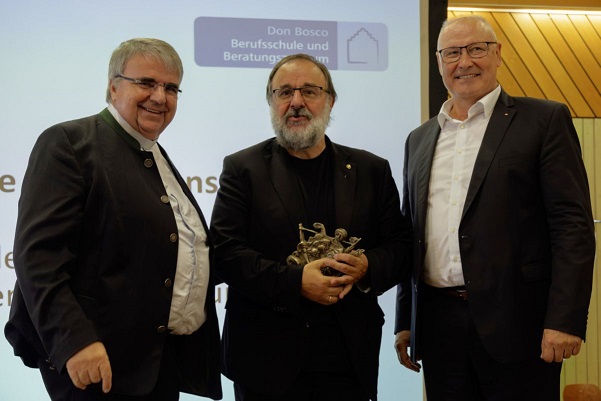 Große Schuhe und viele Spuren: Dr. Harald Ebert wird als Leiter der Caritas Don-Bosco-Berufsschule in den Ruhestand verabschiedet