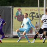 Teufelchen schimpft, aber das Engelchen auf Victor Kleinhenz´ Schulter freut sich über den Pokalsieg