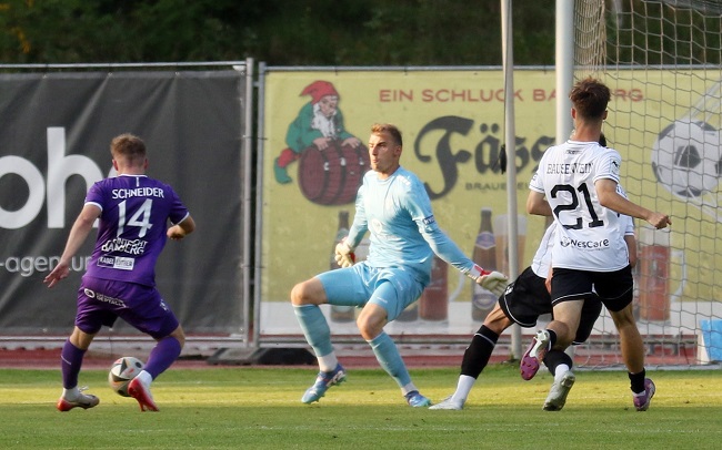 Teufelchen schimpft, aber das Engelchen auf Victor Kleinhenz´ Schulter freut sich über den Pokalsieg