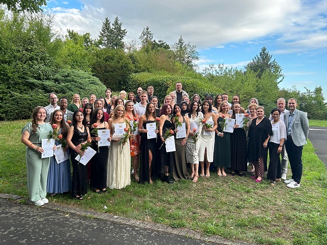 18 Auszubildende zur Krankenpflegehilfe sowie 24 zur Pflegefachkraft legen Examen an der Berufsfachschule für Pflege „Carereer“ ab