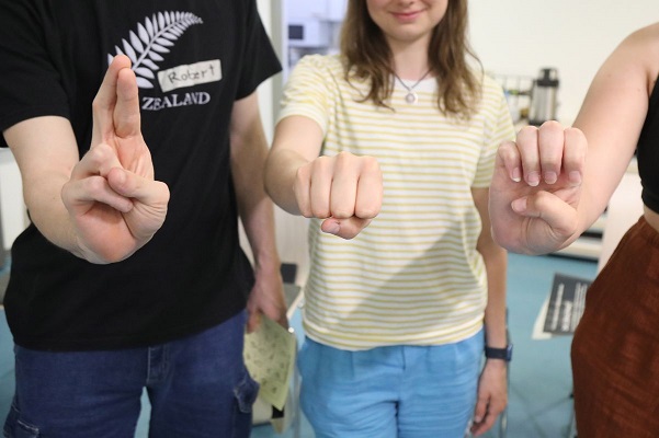 Eine „coole und nützliche“ Erfahrung: Großes Interesse am „Schnuppertag für Gebärdensprache“ der Fachstelle Inklusion