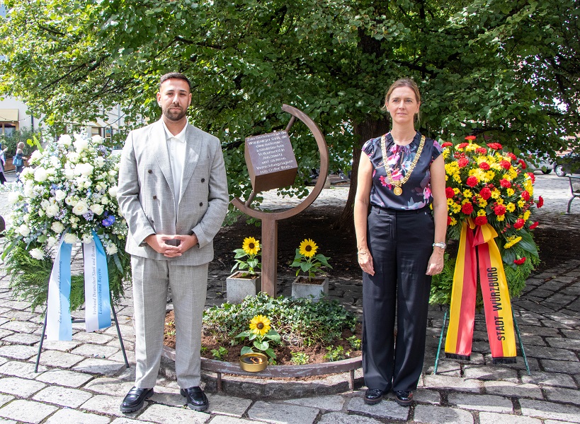 Erinnerung an einen der dunkelsten und schmerzhaftesten Momente: Kranz am Mahnmal für die von den Nationalsozialisten ermordeten Sinti und Roma