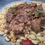 Essen wie Gott in Franken: Das leckere Schweinegulasch Hubertus im Schonunger Alban-Park