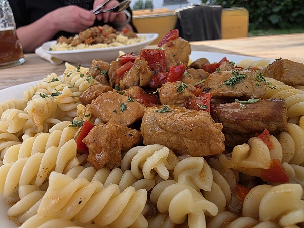 Fahr mal hin und ess´ mal lecker: Gulasch mit Nudeln zu den Kellerbier-Maßen