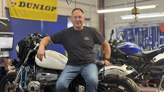 Benefizaktion für Kinder in Madagaskar: Motorrad Witzel baut ein Unikat für Leo XIV. – und „Pabst fährt zum Papst“