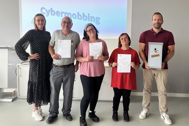 Kriminalpolizeiliche Beratungsstelle Schweinfurt klärt Menschen mit Behinderung in der Werkstatt Hohenroth über das Thema Internetkriminalität auf