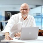 Sogar gegen einen Abstieg im Fußball kann man sich versichern: Als „Versicherungsmakler vor Ort“ hilft Frank Laumer aber eher bei vielen anderen Anliegen