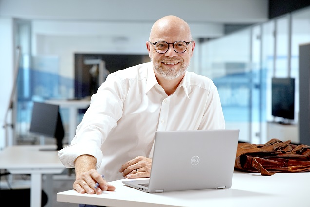 Sogar gegen einen Abstieg im Fußball kann man sich versichern: Als „Versicherungsmakler vor Ort“ hilft Frank Laumer aber eher bei vielen anderen Anliegen