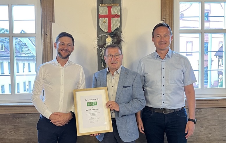 Urkunde der ÜZ Mainfranken: Der Markt Stadtlauringen erhält eine Auszeichnung für aktiven Klimaschutz