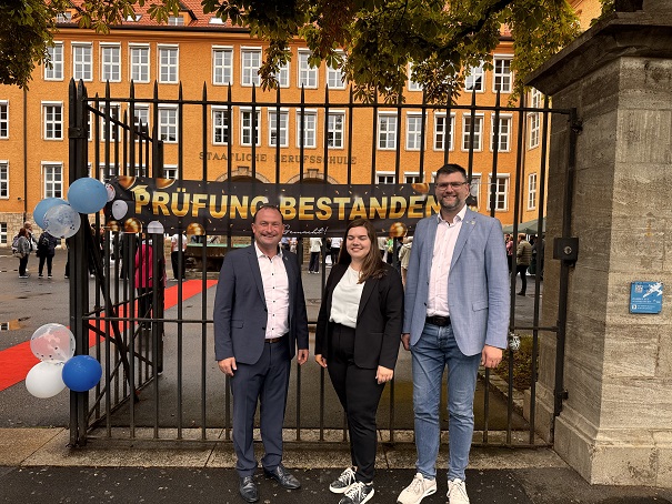 Feierliche Zeugnisübergabe: Die Gemeinde Grafenrheinfeld gratuliert der Ausbildenden Michelle Bock zum hervorragenden Abschluss