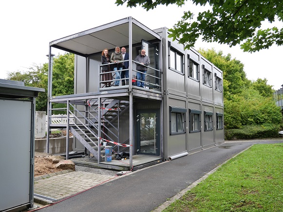 Mehr Raum für die Rückkehr zum G9: Mobile Klassenzimmer am Gymnasium Veitshöchheim stehen bereit