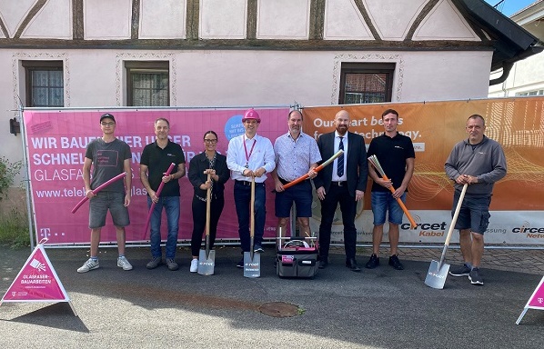 Start der Bauarbeiten zum vollständigen Ausbau mit Glasfaser-Hausanschlüssen