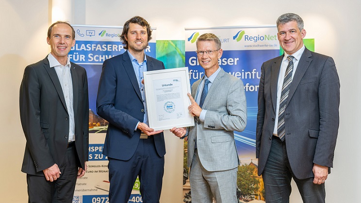 Anerkennung für Glasfaserstrategie in Schweinfurt: Oberbürgermeister Sebastian Remelé als Digitalpolitiker ausgezeichnet