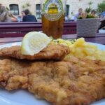 Essen wie Gott in Franken: Schnitzel einmal Wiener- und einmal Jägerart in Oberschleichach