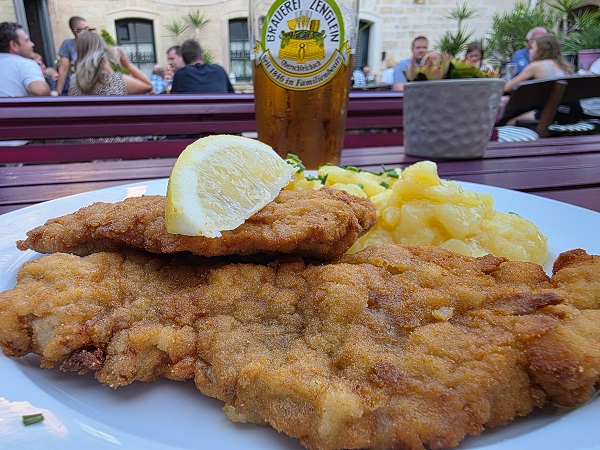 Essen wie Gott in Franken: Schnitzel einmal Wiener- und einmal Jägerart in Oberschleichach