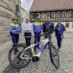 Zehn Verstöße in drei Stunden: Nicht alle Rad- und Scooter-Fahrer halten sich an die Schiebepflicht in der Fußgängerzone