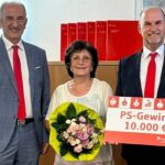 10.000 Euro beim „PS-Sparen & Gewinnen“ der Sparkasse: Glückliche Gewinnerin aus Ebelsbach freut sich über den Hauptpreis