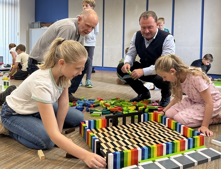 Kreativer Baustein-Spaß zum Thema „meine Gemeinde“: Das Rafelder Ferienprogramm ist gestartet