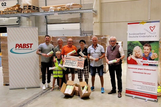 PPURA-Nudeln im Wert von 28.000 Euro: Dank der Kindertafel, Pabst Transport und der Stadtlauringer Kolpingsfamilie wird Menschen in Rumänien und der Ukraine geholfen