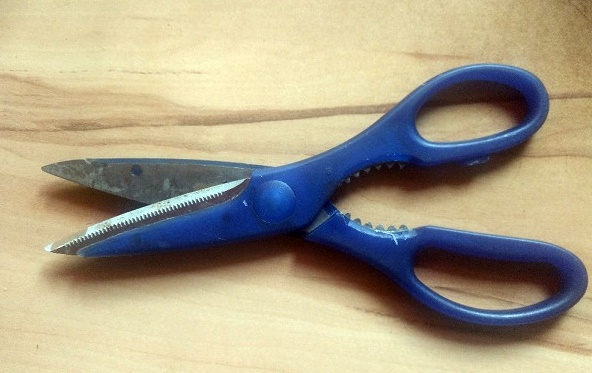 Bedrohung mit spitzem Gegenstand: Das Messer war zwar „nur“ eine Schere, der Täter aber wohl geisteskrank