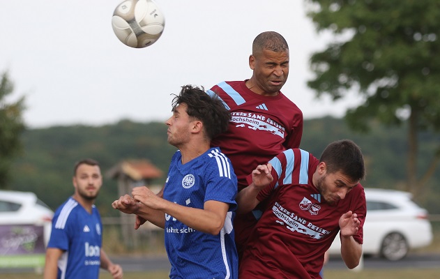 Kirchweih in Schnackenwerth, wo Christian Klass in der Nachspielzeit im Spitzenspiel einen Punkt rettete