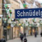 Grün-Weiße Wimpelketten als Zeichen der Unterstützung: Die Keßlergasse wird vorübergehend zur „Schnüdelgasse“
