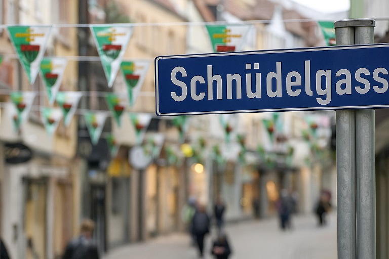 Grün-Weiße Wimpelketten als Zeichen der Unterstützung: Die Keßlergasse wird vorübergehend zur „Schnüdelgasse“