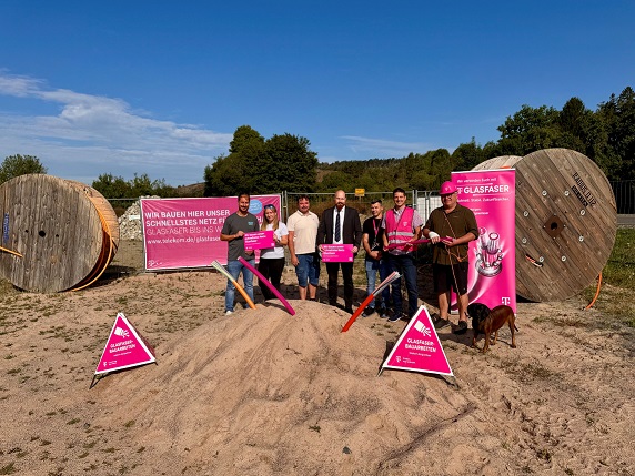 Die Ausbauarbeiten der Ortsbereiche von Hollstadt und Wargolshausen mit Glasfaser-Hausanschlüssen haben begonnen