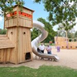 Doppelter Spielspaß: Neuer Leuchtturm mit Rutsche am Erlabrunner Badesee