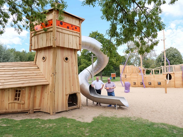 Doppelter Spielspaß: Neuer Leuchtturm mit Rutsche am Erlabrunner Badesee