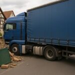 Sattelzug beschädigt Mauer und Tor, doch der Fahrer verlässt die Unfallstelle – und weitere Fluchten!