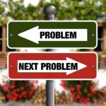 Eines auf der Insel, das andere an der Baustelle: Frauen am Steuer in Karlstadt fahren Verkehrsschilder um