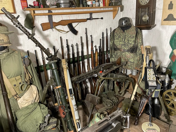 Bei einer Überprüfung durch das Ordnungsamt werden mehrere Langwaffen und verbotene Waffenteile bei einem Sammler aufgefunden