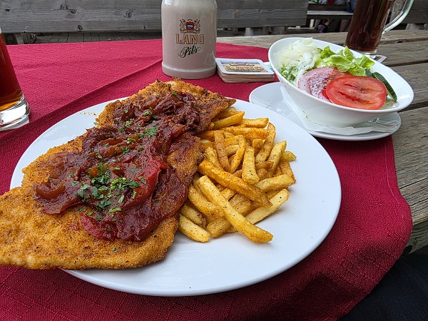 Fahr mal hin und kehr mal ein: Fränkische Kupferbiere zu Schnitzeln im Garten des Braustüberls in Waltershausen