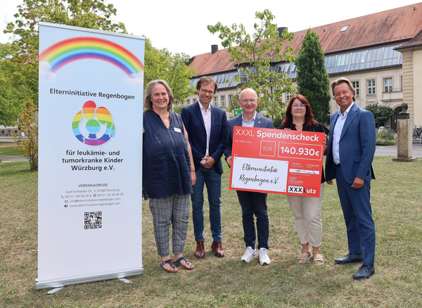 Doppelte Freude über die verdoppelte XXXL-Spende: XXXLutz übergibt 140.930,51 Euro aus dem Peter-Maffay-Konzert an die Elterninitiative an der Uni-Klinik Würzburg