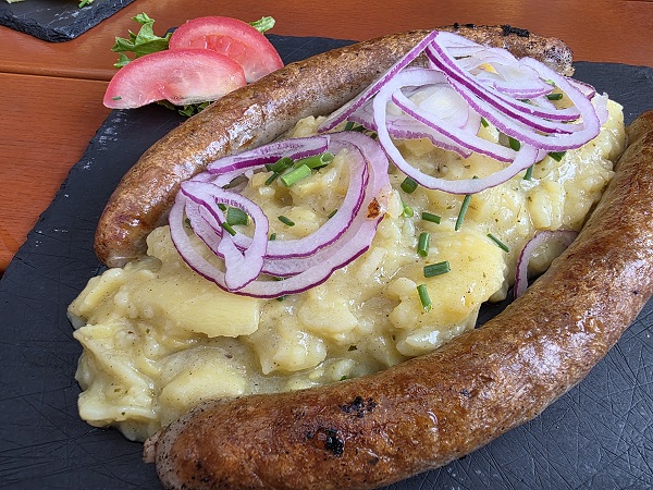 Essen wie Gott in Franken: Der Biergarten Zehntgraf in Wipfeld mit Leberkäs´ und Bratwürsten