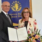 Brückenbauerin mit Herz: Landrat Wilhelm Schneider zeichnet Siza Zaby mit der Verdienstmedaille des Verdienstordens der Bundesrepublik Deutschland aus