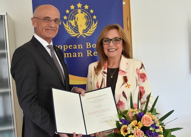 Brückenbauerin mit Herz: Landrat Wilhelm Schneider zeichnet Siza Zaby mit der Verdienstmedaille des Verdienstordens der Bundesrepublik Deutschland aus