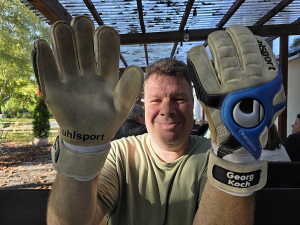 Torwart-Handschuhe und Trikots: Warum der leidenschaftliche Sammler Andreas Schönrock ausgerechnet auf Duisburger Exemplare steht – VIELE FOTOS!