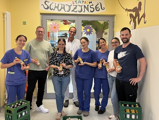 Erfrischende Spende für Kinderkrebsstationen: Bayla und die Elterninitiative Regenbogen unterstützen