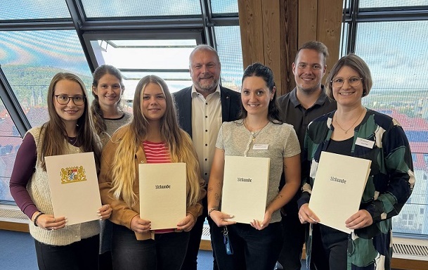 Acht Absolventinnen und Absolventen feiern erfolgreichen Ausbildungs- und Studienabschluss im Landratsamt Würzburg