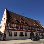 Das Rathaus in Grafenrheinfeld erstrahlt nach der Außensanierung in neuem Glanz