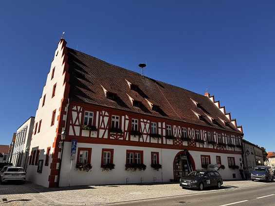 Das Rathaus in Grafenrheinfeld erstrahlt nach der Außensanierung in neuem Glanz