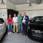 Familienunternehmen in dritter Generation: Landrat Thomas Eberth besucht das Autohaus Neumann in Reichenberg