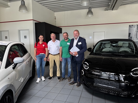 Familienunternehmen in dritter Generation: Landrat Thomas Eberth besucht das Autohaus Neumann in Reichenberg