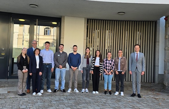 Neu im TeamLRASW: Willkommenstag am Landratsamt Schweinfurt für acht Auszubildende, Anwärterinnen und Anwärter